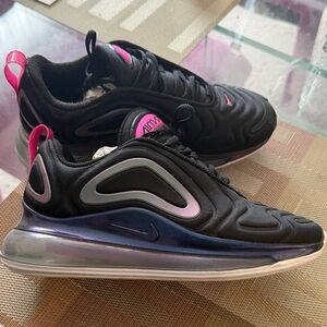 Nike Airmax 720 women size 5-5 good condition black and pink